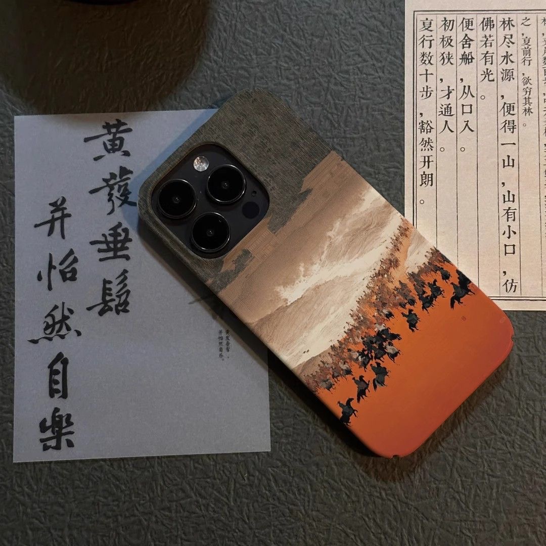 마우스터리스한 말이 질주하는 전장의 장면 패턴 아이폰  - Phone Cases For Iphone 13 리뷰 및 가격